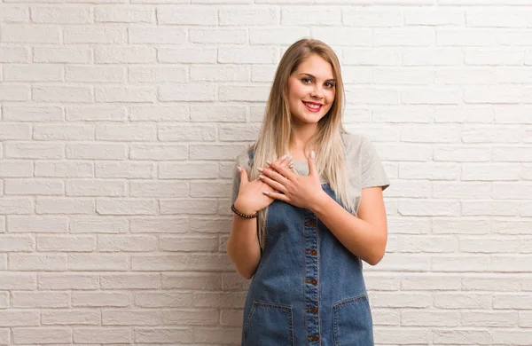 Ung Rysk Hipster Kvinna Gör Romantisk Gest — Stockfoto