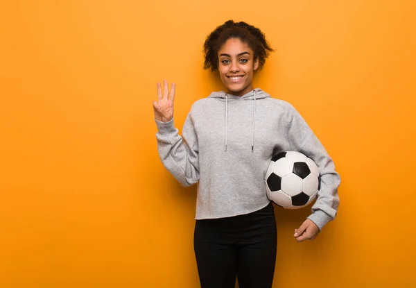 Joven Mujer Negra Fitness Mostrando Número Tres Sosteniendo Una Pelota —  Fotos de Stock