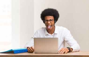 Genç pazarlamacı zenci komik ve arkadaş canlısı.