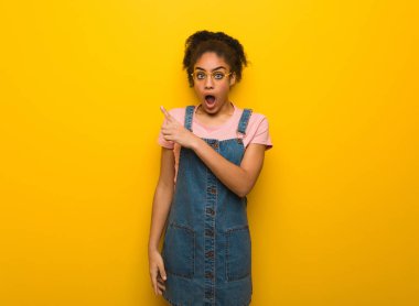 Genç Afro-Amerikan kız tarafına işaret mavi gözlü siyah