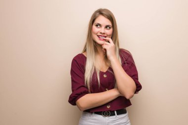 Genç Rus kadın rahatlamış fotokopi odasına bakan bir şey düşünüyor.
