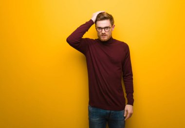 Genç akıllı adam endişeli ve bunalmış.