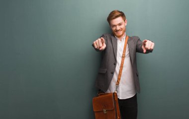 Genç Redhead iş adam neşeli ve ön işaret gülümseyen