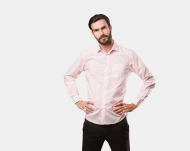 yakışıklı delikanlı ellerle kalça üzerinde