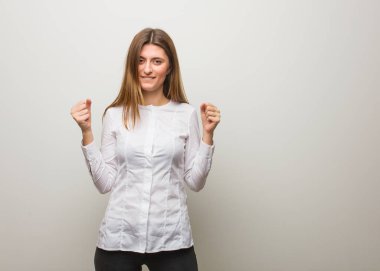 Genç Rus kız çok öfkeli ve agresif çığlık