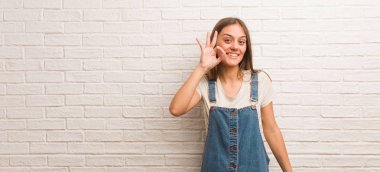 Genç hippi kadın neşeli ve kendinden emin iyi bir jest yapıyor.