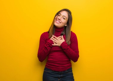 Genç entelektüel kadın romantik bir jest yapıyor.