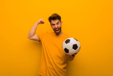 Teslim olmayan genç futbolcu.