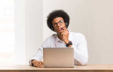 Genç pazarlamacı, şüpheci ve kafası karışmış bir zenci.