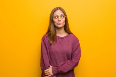 Genç bir kadın bir fikir düşünüyor.