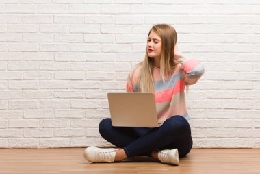 Genç Rus öğrenci kadın boyun ağrısı çekiyor.