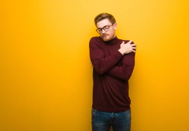 Genç akıllı adam sarılıyor.