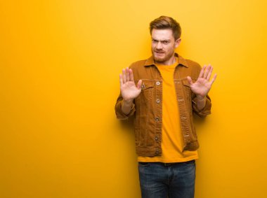 Genç Kızıl saçlı adam nefretle bir jest yapıyorsun bir şey reddetme