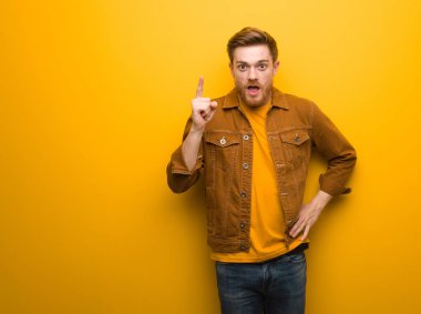 Genç kızıl saçlı adam bir fikir, ilham kavramı olan