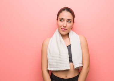 Genç Fitness kadın düşünme hakkında bir fikir