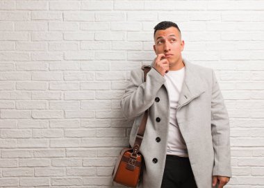 Genç Latin iş adamı kuşkulanıyor ve kafası karışık