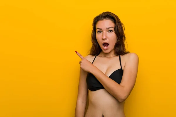 Young European Woman Wearing Bikini Pointing Side — 스톡 사진