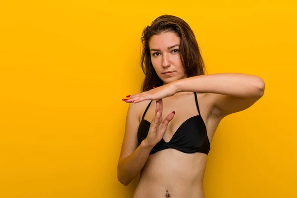 Młoda Europejka Ubrana Bikini Pokazuje Gest Odpoczynku — Zdjęcie stockowe