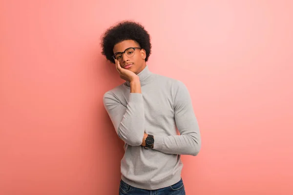 Ung Afrikansk Amerikansk Man Över Rosa Vägg Trött Och Mycket — Stockfoto