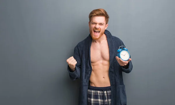 Jeune Homme Rousse Pyjama Surpris Choqué Tient Réveil — Photo