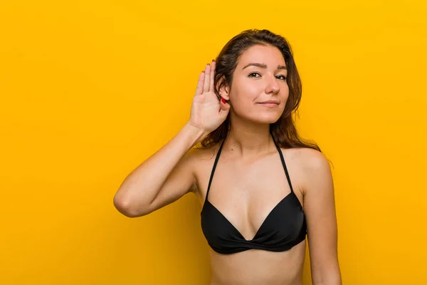 Bikini Giyen Genç Avrupalı Kadın Bir Dedikoduyu Dinlemeye Çalışıyor — Stok fotoğraf