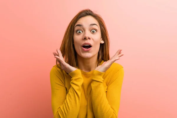 Young Pretty Young Woman Surprised Shocked — Stock Photo, Image