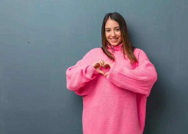 Jonge Moderne Vrouw Doet Een Hart Vorm Met Handen — Stockfoto