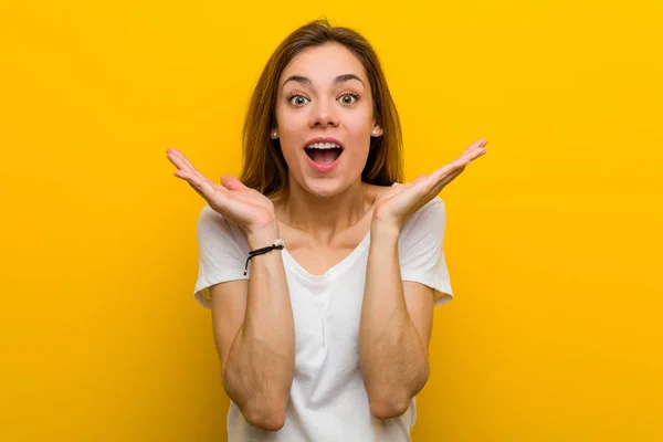 Young Natural Caucasian Woman Surprised Shocked — Stock Photo, Image