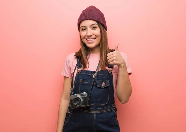 Genç Sevimli Fotoğrafçı Kadın Gülümsüyor Başparmağını Kaldırıyor — Stok fotoğraf