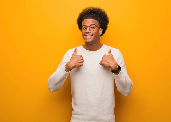 Turuncu Duvarın Ötesindeki Genç Afro Amerikan Erkeği Şaşırdı Başarılı Başarılı — Stok fotoğraf