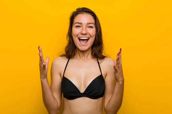 Bikini Giyen Genç Avrupalı Kadın Zaferi Başarıyı Kutluyor — Stok fotoğraf