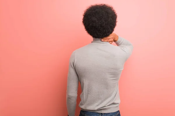 Jonge Afro Amerikaanse Man Een Roze Muur Van Achter Het — Stockfoto