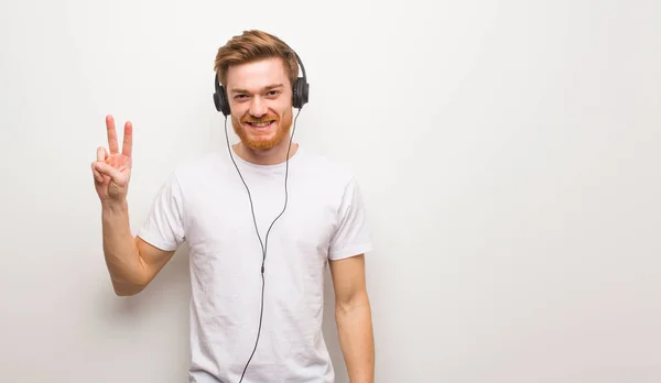 Joven Pelirroja Divertida Feliz Haciendo Gesto Victoria Escuchar Música Con — Foto de Stock