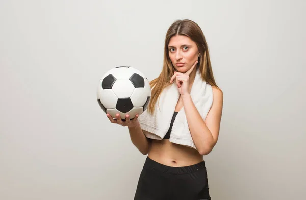 Młoda Fitness Rosyjska Kobieta Wątka Mylić Trzymanie Piłki Nożnej — Zdjęcie stockowe