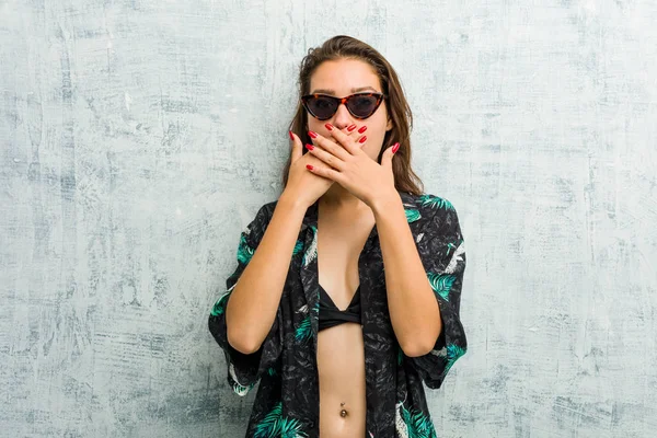 Bikini Giyen Genç Avrupalı Kadın Elleriyle Ağzını Kapatırken Şok Oldu — Stok fotoğraf