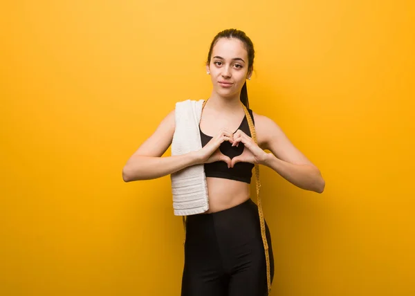 年轻的健身女孩用手做心脏塑形 — 图库照片
