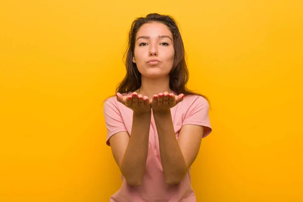 Jonge Europese Vrouw Geïsoleerd Gele Achtergrond Vouwen Lippen Het Vasthouden — Stockfoto