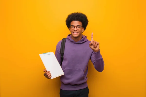 Jovem Estudante Afro Americano Segurando Uma Prancheta Mostrando Número — Fotografia de Stock