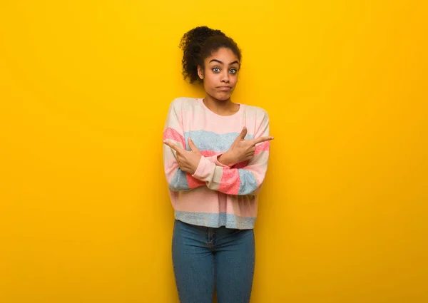 Mavi Gözlü Genç Siyah Afrika Kökenli Amerikalı Kız Iki Seçenek — Stok fotoğraf