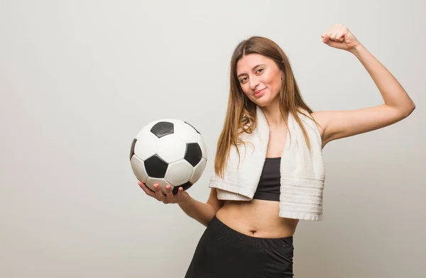 Teslim Olmayan Genç Fitness Rus Kadın Bir Futbol Topu Tutuyorum — Stok fotoğraf