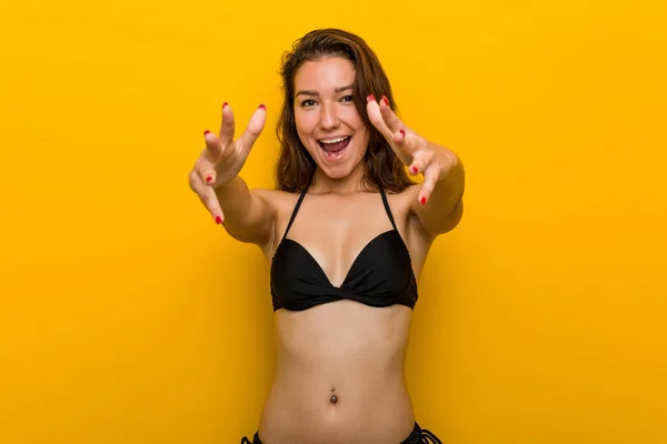 Joven Mujer Europea Con Bikini Siente Seguro Dar Abrazo Cámara — Foto de Stock