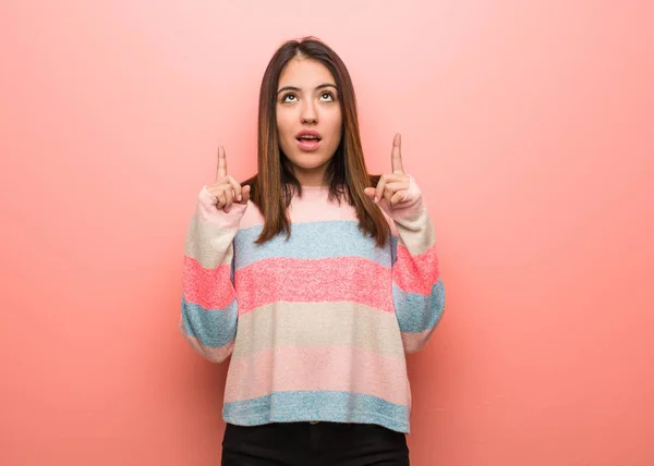 Young Cute Woman Surprised Pointing Show Something — Stock Photo, Image