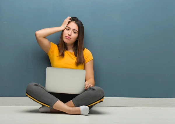 Молодая Женщина Сидящая Полу Ноутбуком Обеспокоены Потрясены — стоковое фото