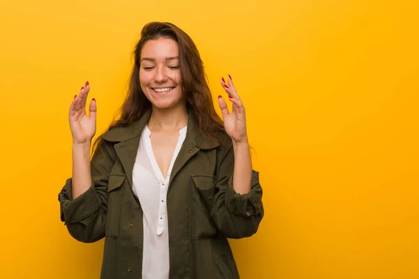 Jonge Europese Vrouw Geïsoleerd Gele Achtergrond Vrolijk Lachen Veel Geluksconcept — Stockfoto