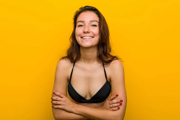 Bikini Giyen Genç Avrupalı Kadın Gülüyor Eğleniyor — Stok fotoğraf