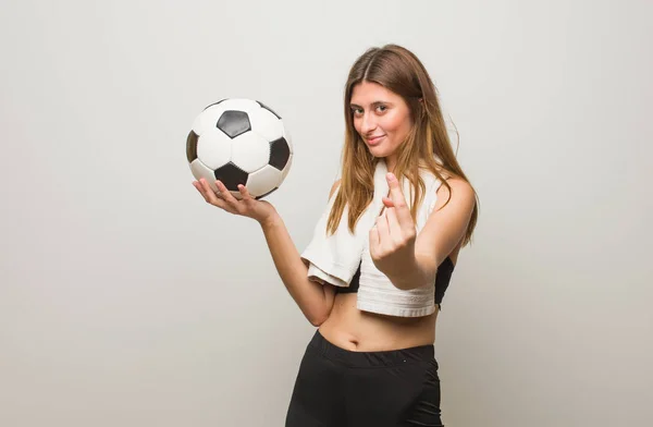 Joven Mujer Rusa Fitness Invitando Venir Sosteniendo Una Pelota Fútbol — Foto de Stock