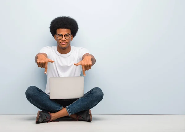 Jonge Zwarte Man Zittend Vloer Met Een Laptop Wijzend Naar — Stockfoto