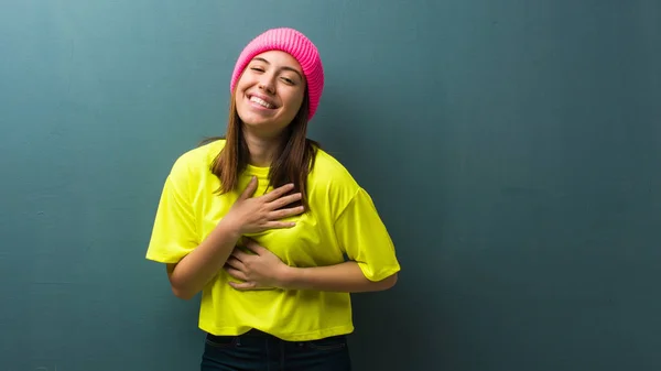 Joven Mujer Moderna Riendo Divirtiéndose —  Fotos de Stock