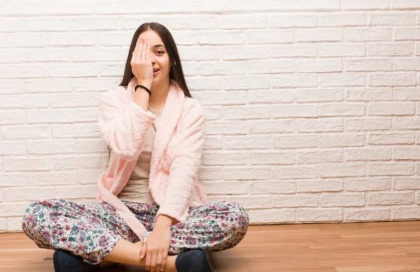 Jonge Vrouw Dragen Pyjama Schreeuwen Gelukkig Bedekken Gezicht Met Hand — Stockfoto