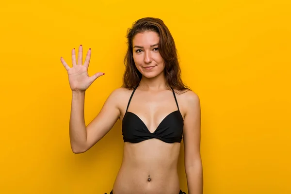 Genç Avrupalı Kadın Bikini Giyiyor Gülümsüyor Beş Numarayı Parmaklarıyla Gösteriyor — Stok fotoğraf